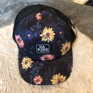 NWT Dakine trucker